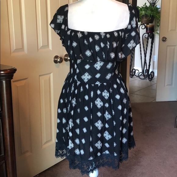 Elan Dresses & Skirts - Elan Black and white print dress.